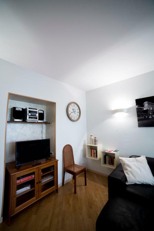 B&B Terrazza Baires - In The Heart Of มิลาน ภายนอก รูปภาพ